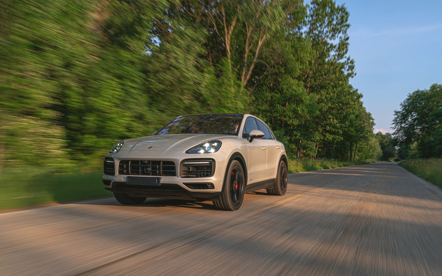 Comparison Porsche Cayenne GTS Coupe 2021 vs Land Rover Defender